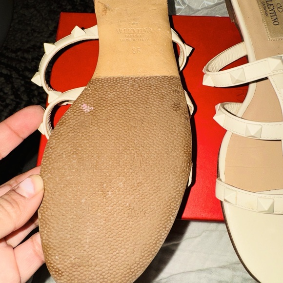 Valentino Garavani
Tonal Rockstud Flat Leather Slide Sandals - Picture 7 of 11